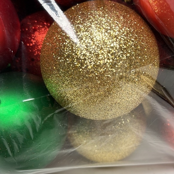 Ornaments 70 Total Gold , Red , Green Shatterproof - Picture 5 of 8